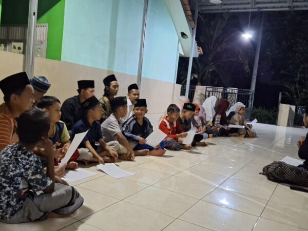 Belajar Agama Bersama: Mahasiswa KKN dan Anak-Anak Limbangan Ngaji Kitab Fasholatan di Serambi Masjid Jami Baitul Mu’minin