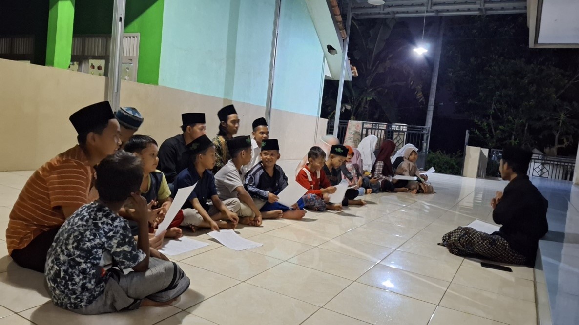 Belajar Agama Bersama: Mahasiswa KKN dan Anak-Anak Limbangan Ngaji Kitab Fasholatan di Serambi Masjid Jami Baitul Mu’minin