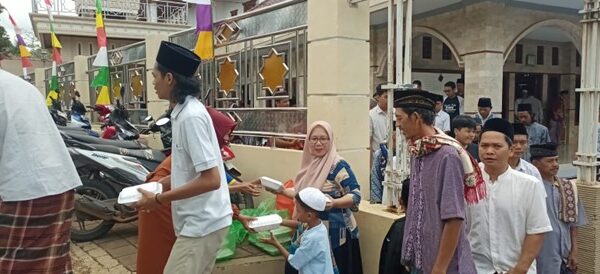 Hangatnya Jumat Berkah di Masjid Jami Baitul Mu’minin dusun Limbangan desa Limbangan kecamatan Wanareja kabupaten Cilacap , Rames Dibagikan Usai Ibadah Jumat