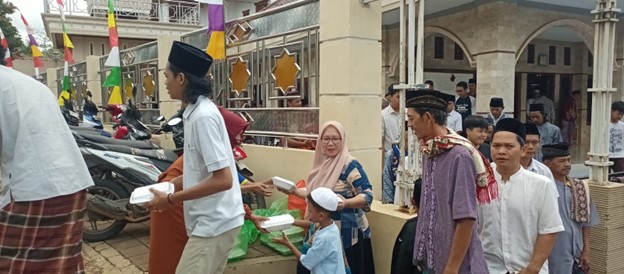 Hangatnya Jumat Berkah di Masjid Jami Baitul Mu’minin dusun Limbangan desa Limbangan kecamatan Wanareja kabupaten Cilacap , Rames Dibagikan Usai Ibadah Jumat