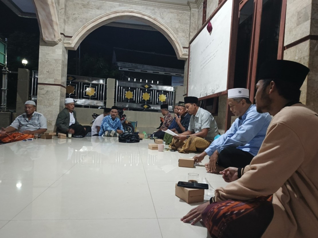 Mahasiswa KKN UNUGHA Kelompok 10 Hadiri Rapat Masjid dan Lailatul Ijtima’ di Serambi Masjid Jami Baitul Mu’minin Desa Limbangan