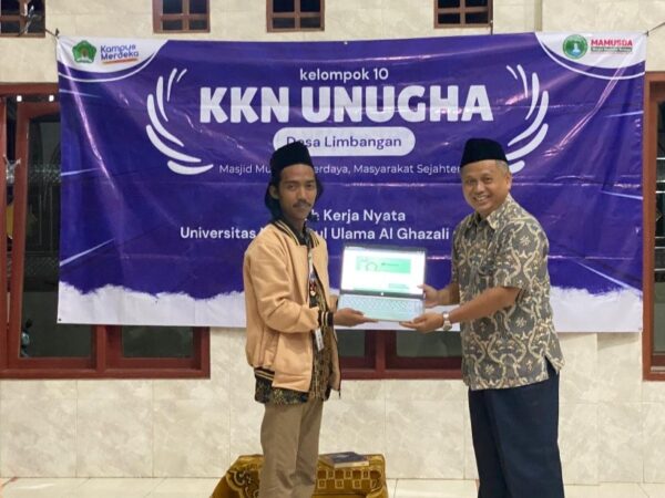 Serah Terima Website Masjid oleh Anak Anak KKN kepada Ta'mir Masjid Sekaligus Penyerahan Hadiah Perlombaan Di Masjid Jami Baitul Mu’minin Dusun Limbangan